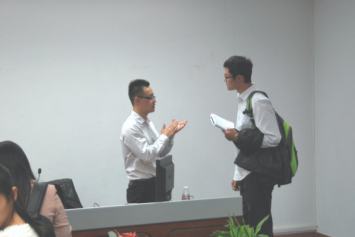 李武讲座结束后与听众个别进行交流